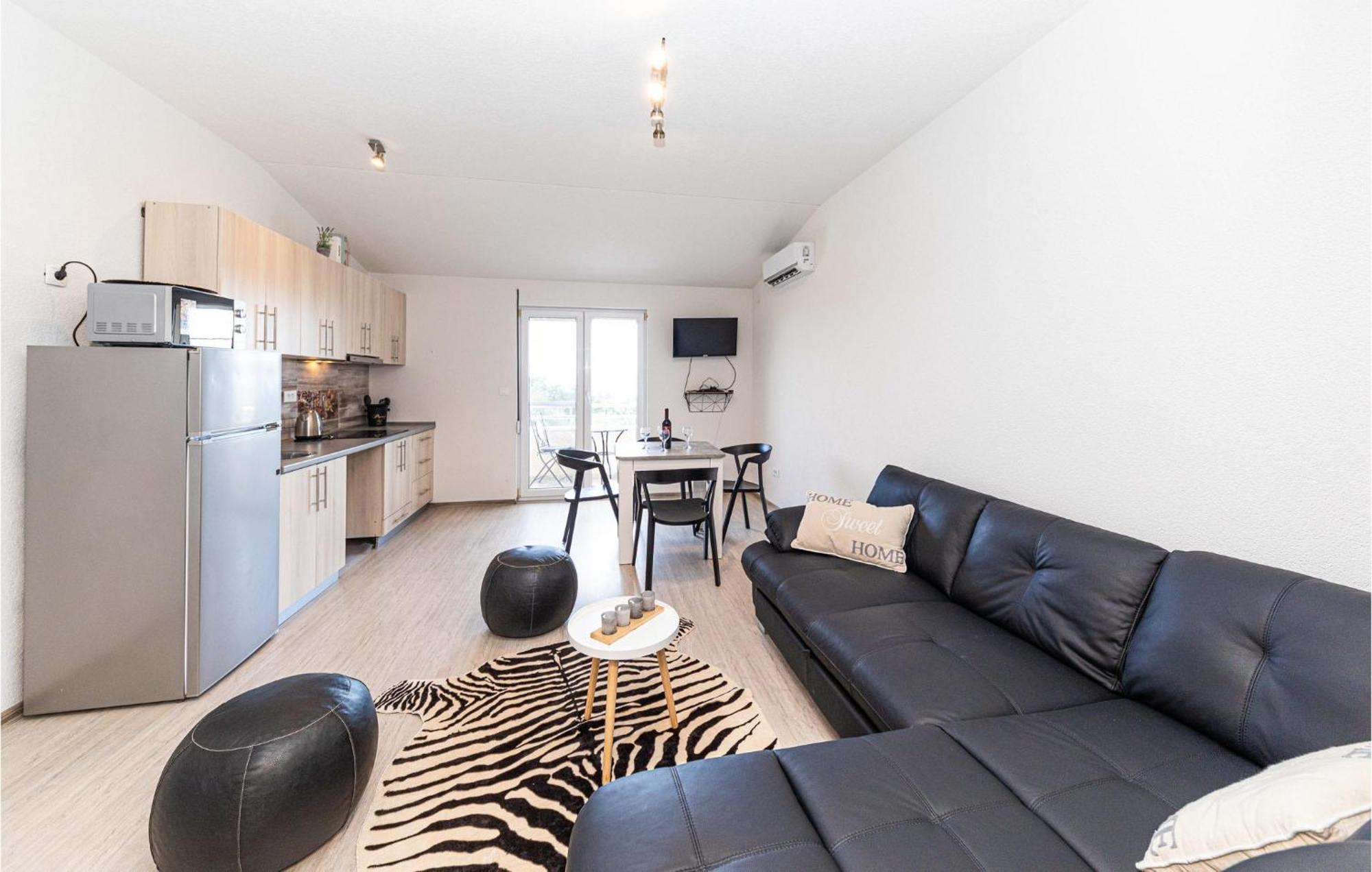 Stunning Apartment In Kastel Luksic With Wifi Kaštela Zewnętrze zdjęcie