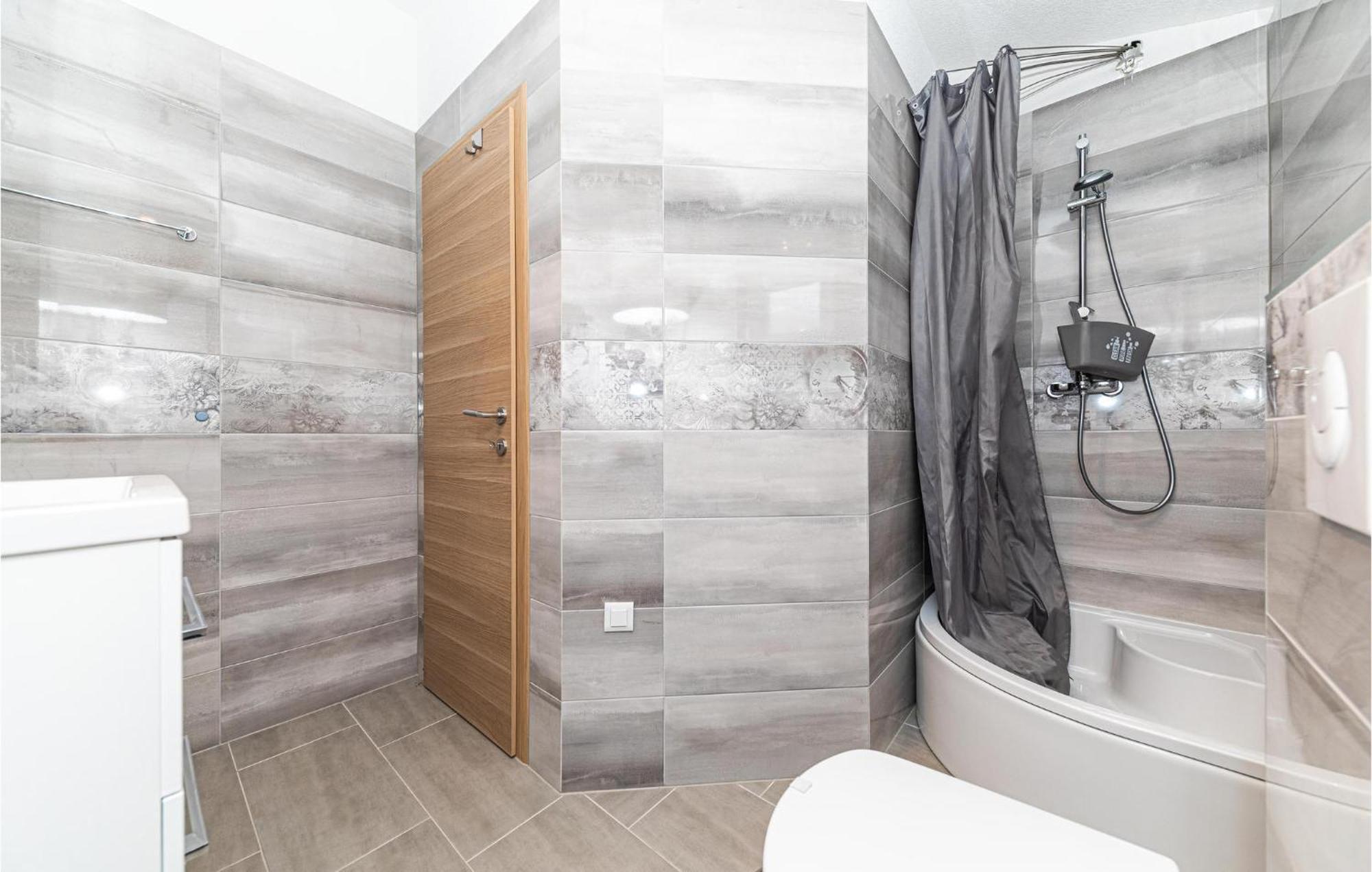Stunning Apartment In Kastel Luksic With Wifi Kaštela Zewnętrze zdjęcie